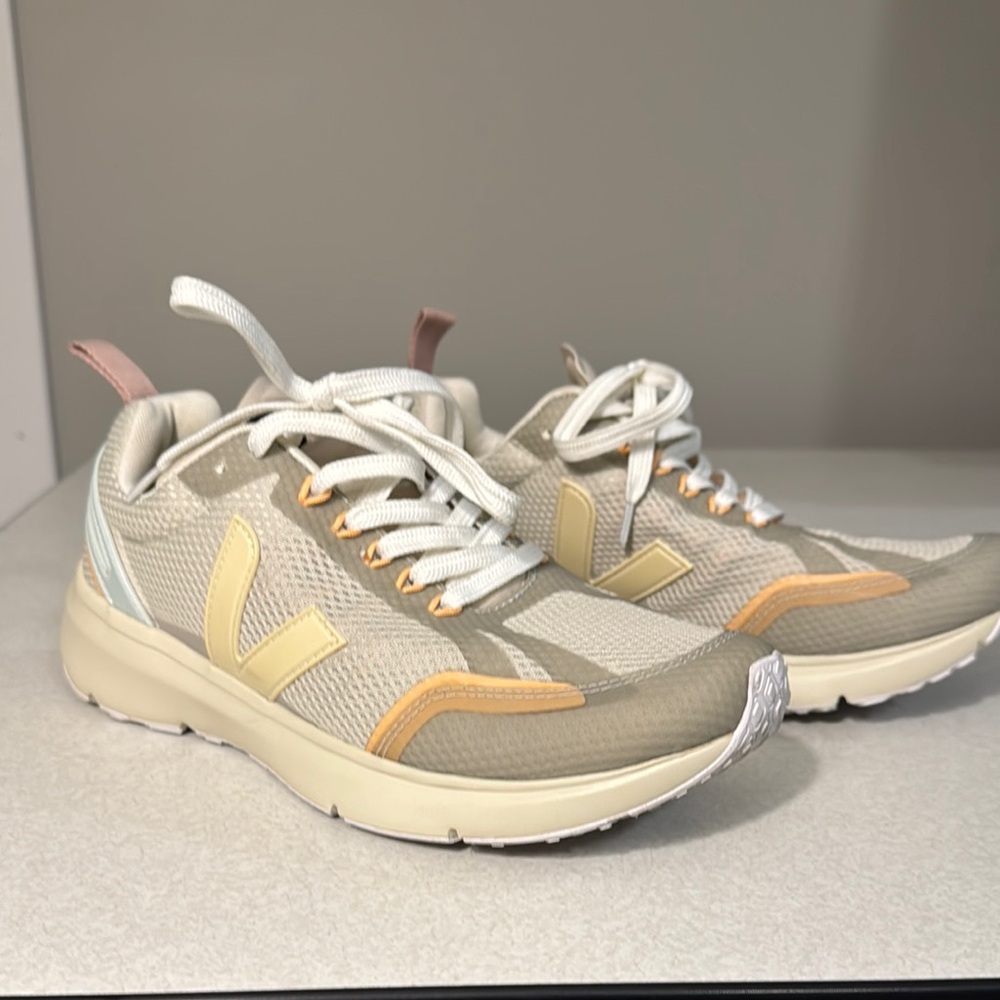 Veja Condor Beige Sneakers with Retro-Inspired Design